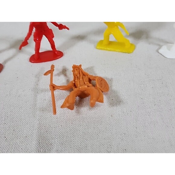 Vintage Lot Of 10 Cowboys And Indians Toy Plastic Figures - Picture 8 of 8